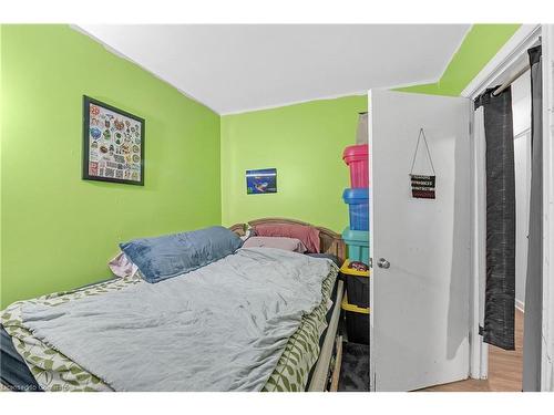 29 Clarendon Avenue, Hamilton, ON - Indoor Photo Showing Bedroom