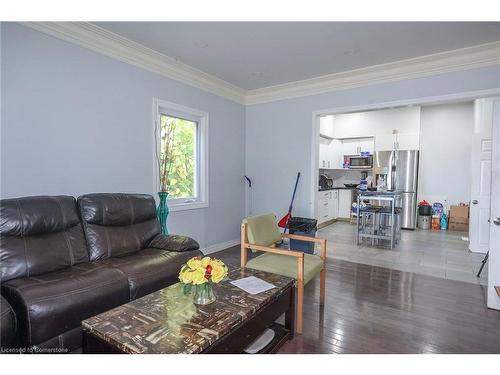 344 Barton Street, Stoney Creek, ON - Indoor Photo Showing Living Room