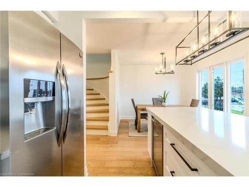 7-5110 Fairview Street, Burlington, ON - Indoor Photo Showing Kitchen