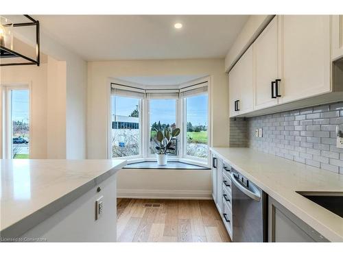 7-5110 Fairview Street, Burlington, ON - Indoor Photo Showing Kitchen