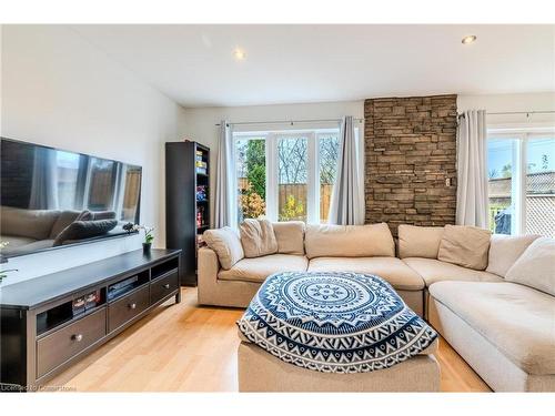 7-5110 Fairview Street, Burlington, ON - Indoor Photo Showing Living Room