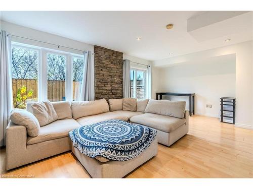 7-5110 Fairview Street, Burlington, ON - Indoor Photo Showing Living Room