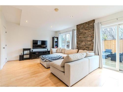 7-5110 Fairview Street, Burlington, ON - Indoor Photo Showing Living Room