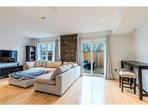 7-5110 Fairview Street, Burlington, ON - Indoor Photo Showing Living Room