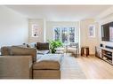 7-5110 Fairview Street, Burlington, ON  - Indoor Photo Showing Living Room 