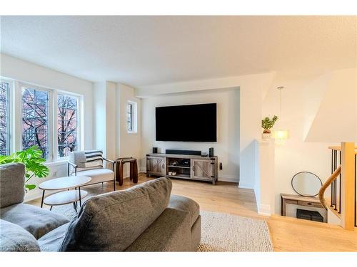 7-5110 Fairview Street, Burlington, ON - Indoor Photo Showing Living Room