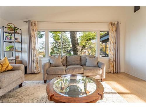 6 Arcade Crescent, Hamilton, ON - Indoor Photo Showing Living Room