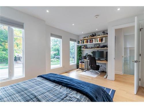 5071 Spruce Avenue, Burlington, ON - Indoor Photo Showing Bedroom