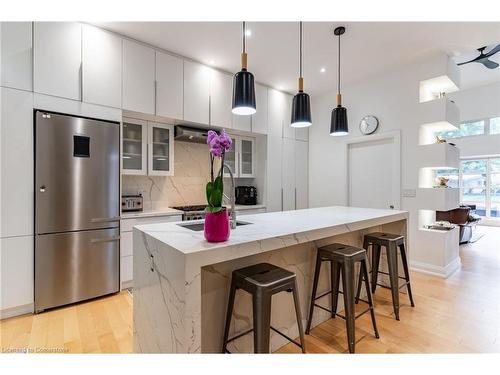 5071 Spruce Avenue, Burlington, ON - Indoor Photo Showing Kitchen With Upgraded Kitchen