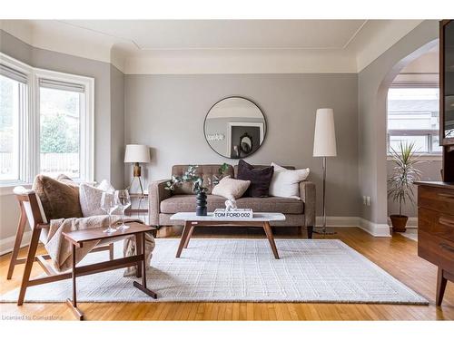 30 Miles Court, Hamilton, ON - Indoor Photo Showing Living Room