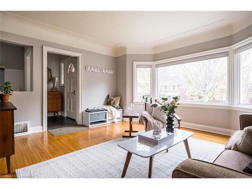 30 Miles Court, Hamilton, ON - Indoor Photo Showing Living Room