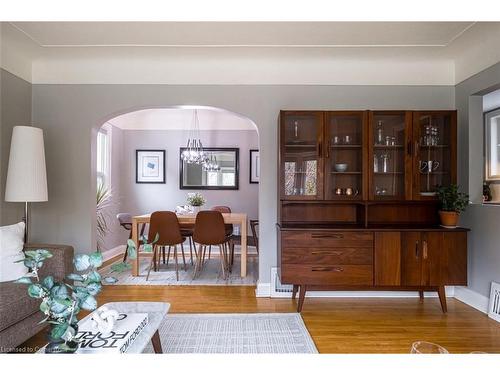 30 Miles Court, Hamilton, ON - Indoor Photo Showing Living Room