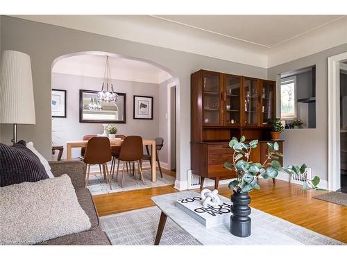 30 Miles Court, Hamilton, ON - Indoor Photo Showing Living Room