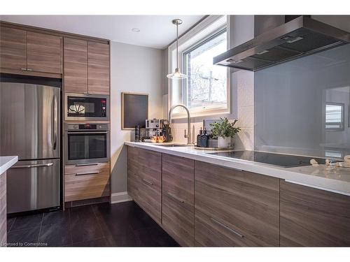 30 Miles Court, Hamilton, ON - Indoor Photo Showing Kitchen