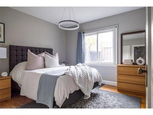 30 Miles Court, Hamilton, ON - Indoor Photo Showing Bedroom