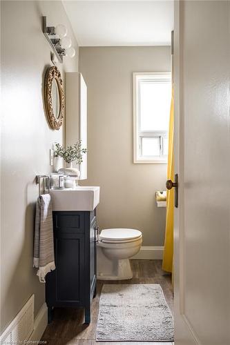 30 Miles Court, Hamilton, ON - Indoor Photo Showing Bathroom