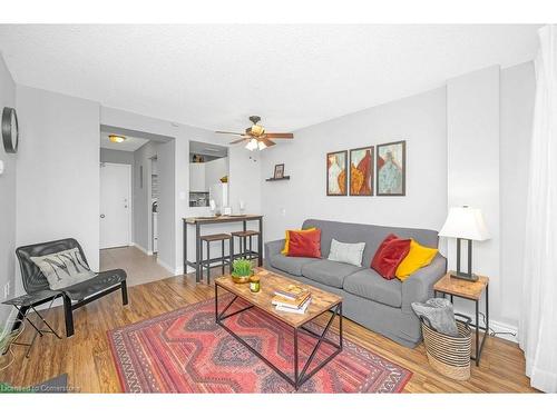 303-150 Charlton Avenue E, Hamilton, ON - Indoor Photo Showing Living Room