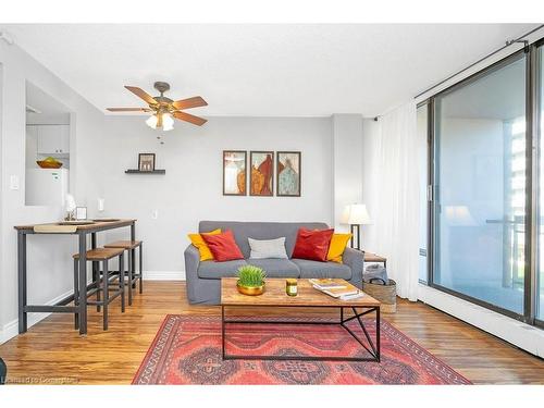 303-150 Charlton Avenue E, Hamilton, ON - Indoor Photo Showing Living Room