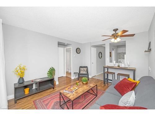 303-150 Charlton Avenue E, Hamilton, ON - Indoor Photo Showing Living Room