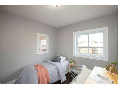 Main Lvl-551 Barnaby Street, Hamilton, ON - Indoor Photo Showing Bedroom