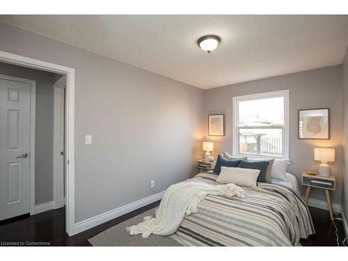 Main Lvl-551 Barnaby Street, Hamilton, ON - Indoor Photo Showing Bedroom