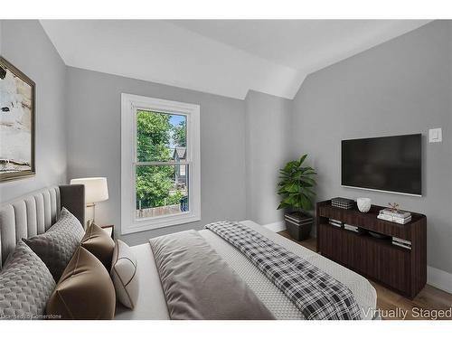 55 Douglas Avenue, Hamilton, ON - Indoor Photo Showing Bedroom