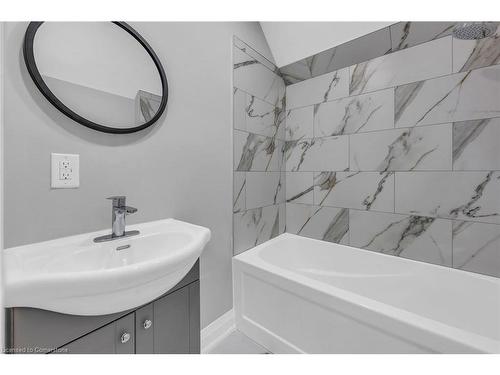 55 Douglas Avenue, Hamilton, ON - Indoor Photo Showing Bathroom