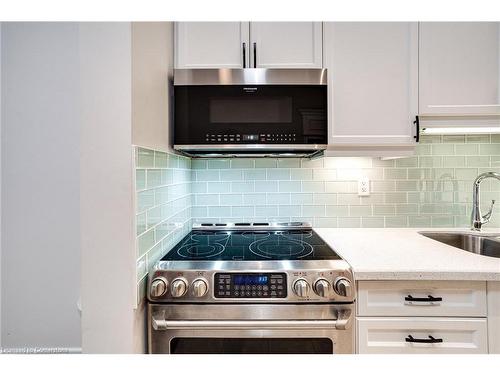 19 Tallforest Trail, Glanbrook, ON - Indoor Photo Showing Kitchen With Upgraded Kitchen