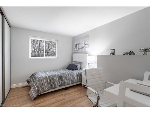 1401 Thornton Rd, Burlington, ON - Indoor Photo Showing Bedroom