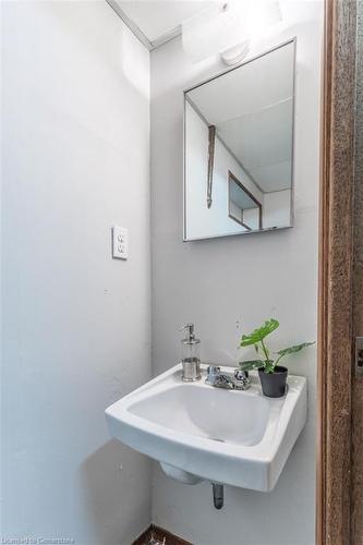 1401 Thornton Rd, Burlington, ON - Indoor Photo Showing Bathroom