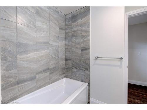 152 Sanford Avenue S, Hamilton, ON - Indoor Photo Showing Bathroom