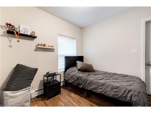 152 Sanford Avenue S, Hamilton, ON - Indoor Photo Showing Bedroom