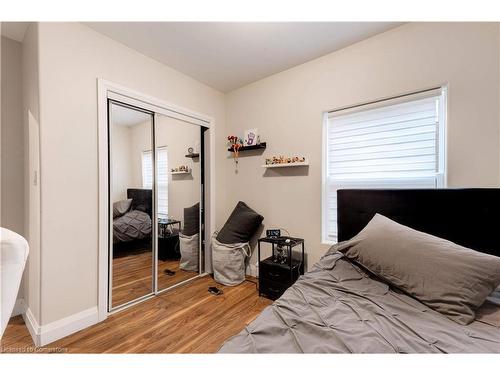 152 Sanford Avenue S, Hamilton, ON - Indoor Photo Showing Bedroom