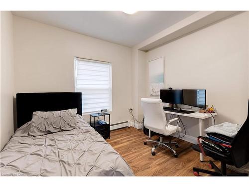 152 Sanford Avenue S, Hamilton, ON - Indoor Photo Showing Bedroom