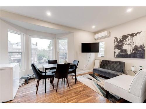 152 Sanford Avenue S, Hamilton, ON - Indoor Photo Showing Dining Room