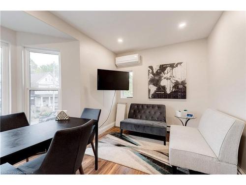 152 Sanford Avenue S, Hamilton, ON - Indoor Photo Showing Dining Room