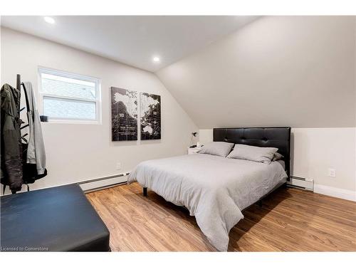 152 Sanford Avenue S, Hamilton, ON - Indoor Photo Showing Bedroom