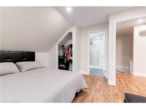 152 Sanford Avenue S, Hamilton, ON - Indoor Photo Showing Bedroom