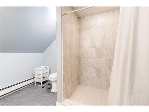 152 Sanford Avenue S, Hamilton, ON - Indoor Photo Showing Bathroom