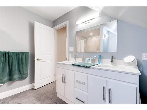 152 Sanford Avenue S, Hamilton, ON - Indoor Photo Showing Bathroom