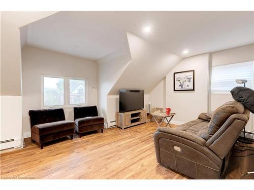 152 Sanford Avenue S, Hamilton, ON - Indoor Photo Showing Living Room