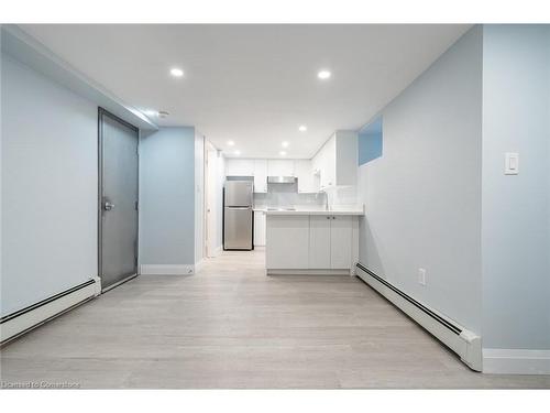 152 Sanford Avenue S, Hamilton, ON - Indoor Photo Showing Kitchen