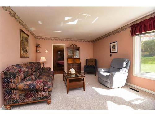 18 Pleasant Avenue, Dundas, ON - Indoor Photo Showing Living Room