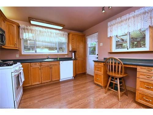 18 Pleasant Avenue, Dundas, ON - Indoor Photo Showing Kitchen