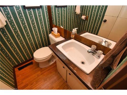 18 Pleasant Avenue, Dundas, ON - Indoor Photo Showing Bathroom