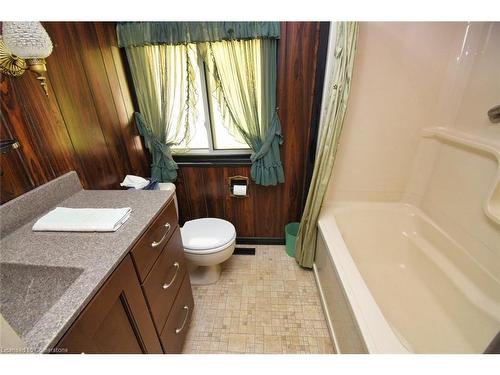 18 Pleasant Avenue, Dundas, ON - Indoor Photo Showing Bathroom