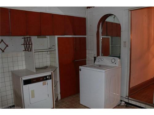 24 Carlisle Street, Hamilton, ON - Indoor Photo Showing Laundry Room