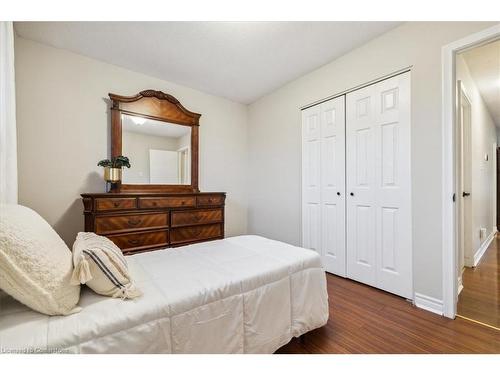 44 Birchcliffe Crescent, Hamilton, ON - Indoor Photo Showing Bedroom