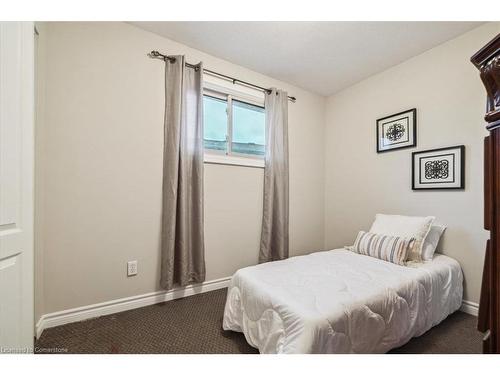 44 Birchcliffe Crescent, Hamilton, ON - Indoor Photo Showing Bedroom