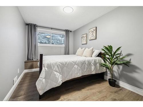 44 Birchcliffe Crescent, Hamilton, ON - Indoor Photo Showing Bedroom